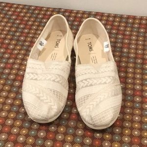 Natural Arrow Embroidered Mesh Toms shoes